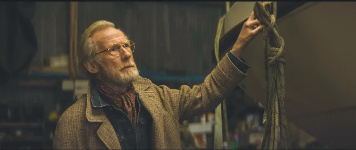 Kadr z filmu 500 Mil - Bill Nighy w roli dziadka rodzeństwa