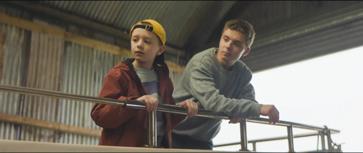 Kadr z filmu „500 mil” w reżyserii z udziałem Romana Griffina Davisa i Dextera Sola Ansella.