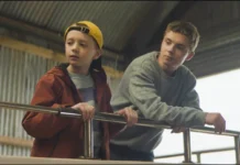 PREMIERA FILMU „500 MIL”. WPŁYWY Z SEANSÓW 6 WRZEŚNIA WESPRĄ ZDROWIE PSYCHICZNE DZIECI Kadr z filmu „500 mil” w reżyserii z udziałem Romana Griffina Davisa i Dextera Sola Ansella.