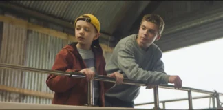 Kadr z filmu „500 mil” w reżyserii z udziałem Romana Griffina Davisa i Dextera Sola Ansella.